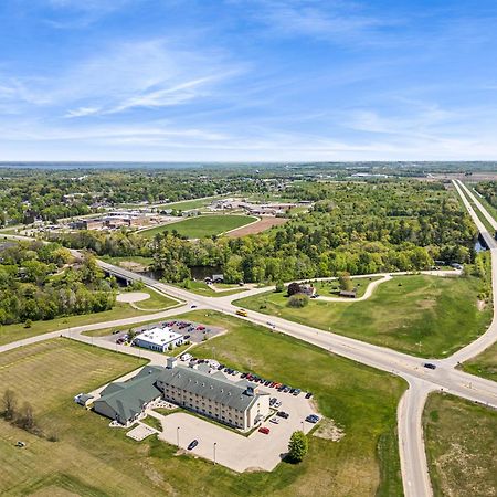 Boarders Inn & Suites By Cobblestone Hotels - Shawano Exteriör bild