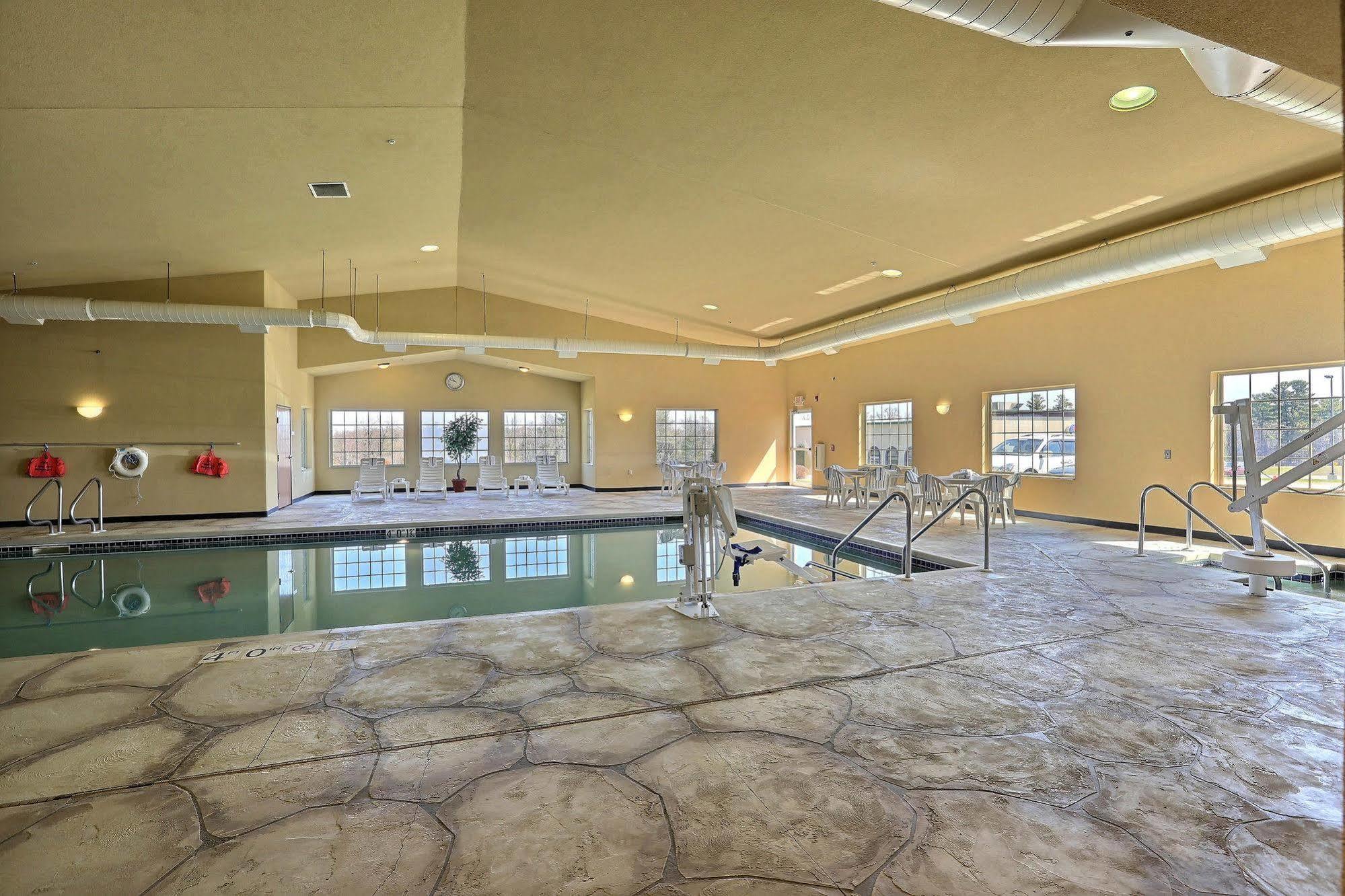 Boarders Inn & Suites By Cobblestone Hotels - Shawano Exteriör bild